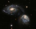 Twee op elkaar inwerkende sterrenstelsels die door de zwaartekracht zijn vervormd in de Hubble-opname