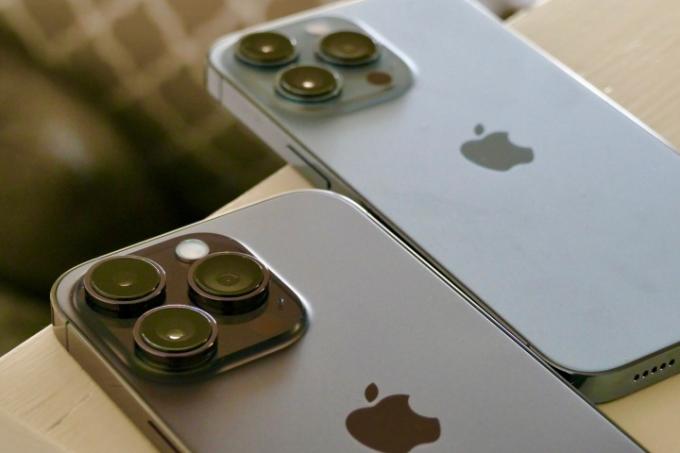 O iPhone 14 Pro e o iPhone 13 Pro vistos de trás.