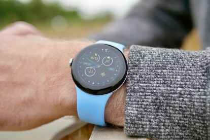 Oseba, ki nosi uro Google Pixel Watch 2.