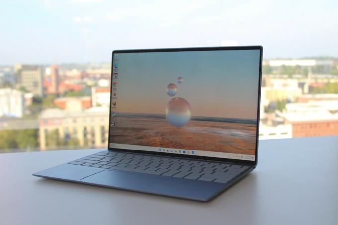 De Dell XPS 13, open op een tafel voor een raam.