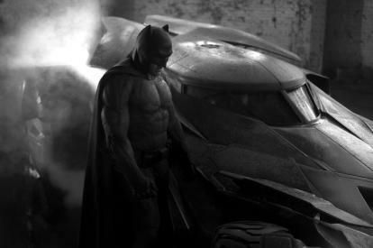 Zack Snyder ben Affleck en Batmobile bnhzak2cmaamx8z