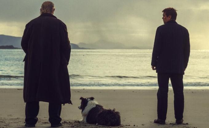Dwóch mężczyzn stoi na plaży w Banshees of Inisherin.