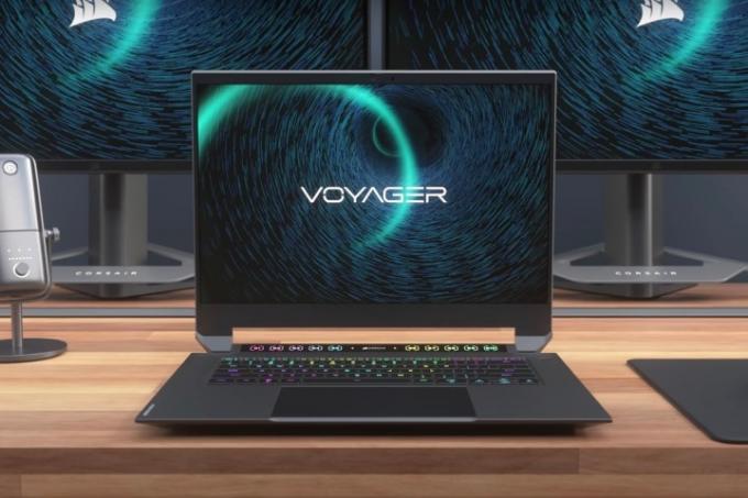 Corsair Voyager spēļu klēpjdators atrodas uz galda.