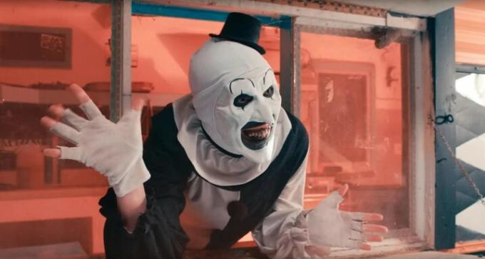 Art the Clown vifter med hendene i Terrifier 2.