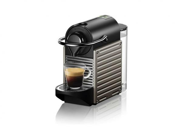 תמונה של מכונת אספרסו של Nespresso Pixie וקפה.