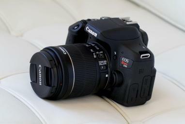 Canon EOS Rebel T6i yan açıyı ele alıyor