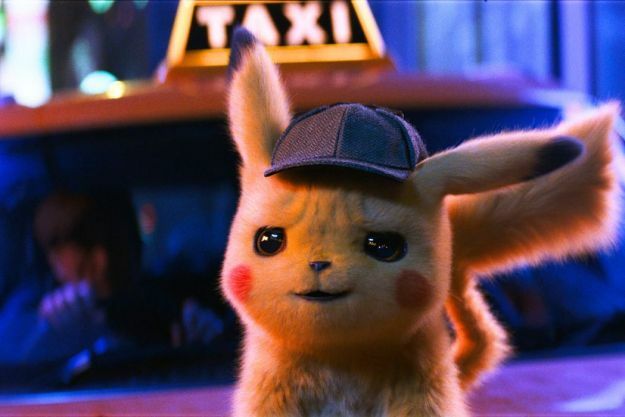 O Detetive Pikachu fica na frente de um táxi à noite.