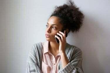 Nuori nainen puhuu matkapuhelimeen