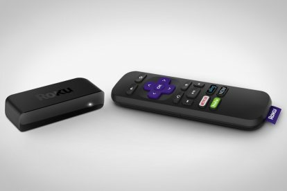 Roku Premiere 4K стрийминг стик със своето дистанционно.