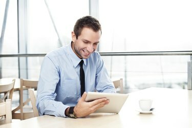 Affärsman med digital tablet leende