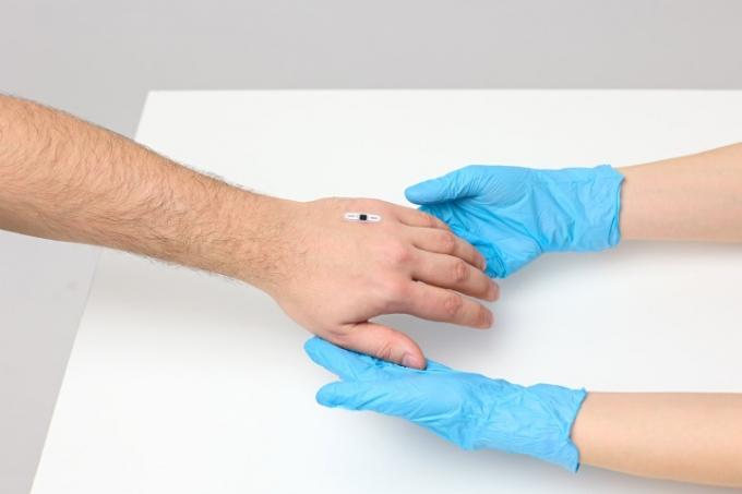 Имплантът на ръката с чип Walletmor, който се използва за извършване на плащания.