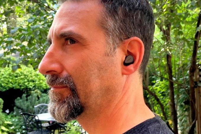 Férfi Jabra Elite 3 igazi vezeték nélküli fülhallgatót viselő.
