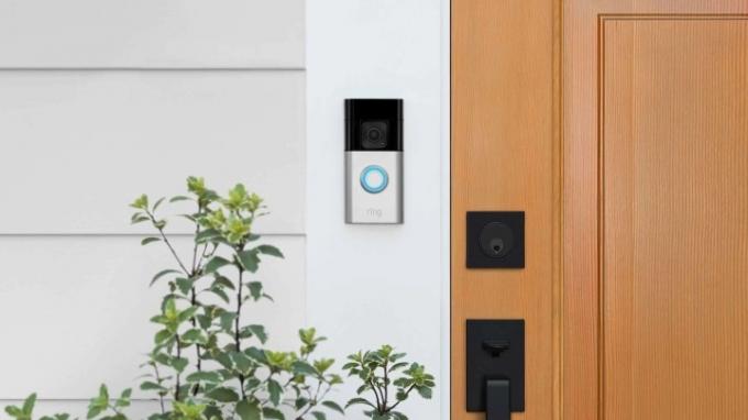 Ring Battery Doorbell Plus, nameščen zunaj vhodnih vrat.