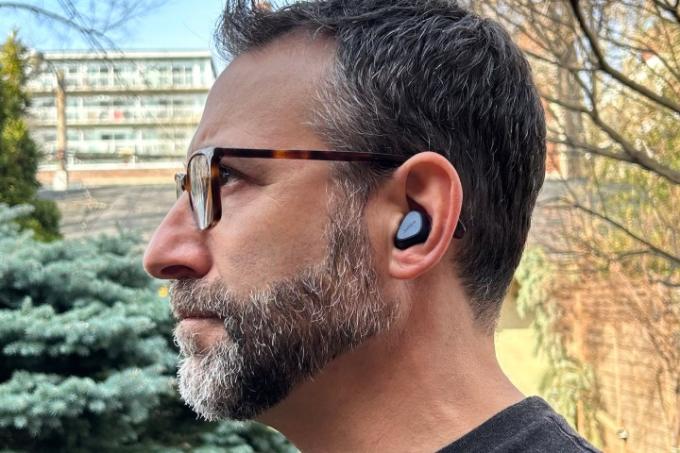 Jabra Elite 4 を装着した男性。