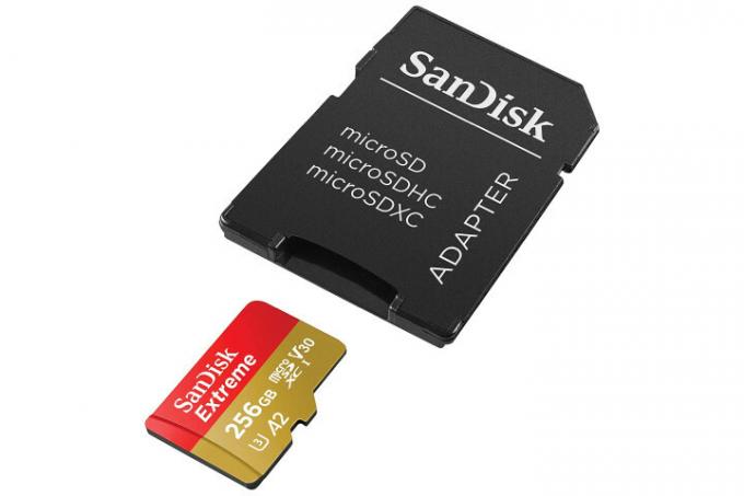 A Sandisk Extreme MicroSD 256 GB-os kártya és adapter.