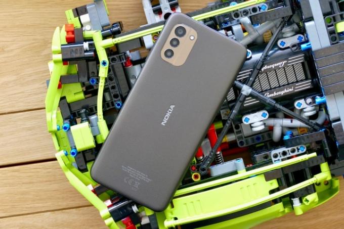 Die Rückseite des Nokia G11 ruht auf Lego.