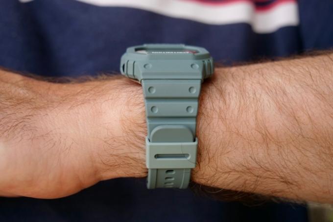 Una persona che indossa il Casio G-Shock DW-H5600, che mostra il profilo dell'orologio.
