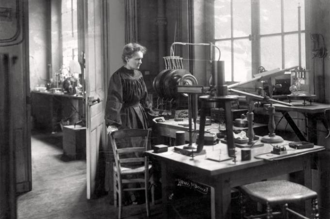 มาดามกูรีในห้องทดลองของเธอเมื่อประมาณปี ค.ศ. 1905. จากภาพถ่ายหายาก