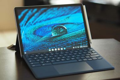 Το HP Chromebook x2 11 κάθεται στο επάνω μέρος του τραπεζιού (μπροστινή όψη).