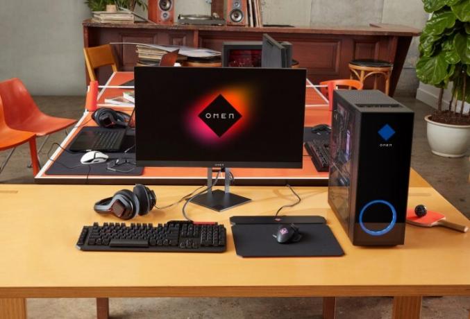 Um HP Omen 25L configurado em uma mesa com monitor de jogos externo.