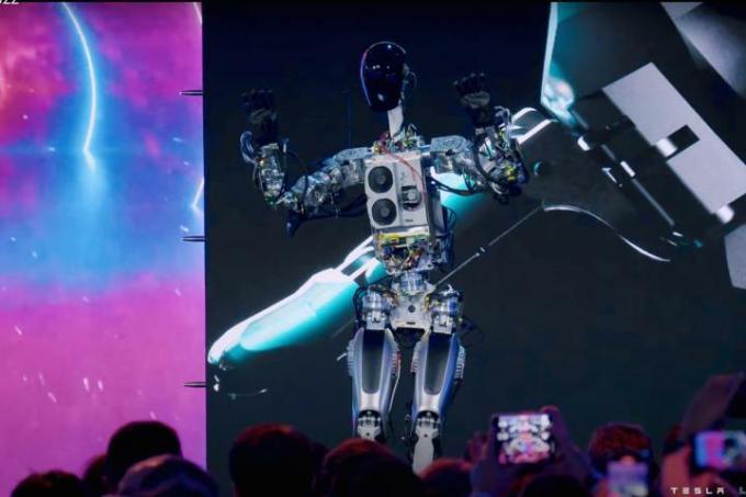 El primer robot prototipo Optimus de Tesla, Bumble Cee, hizo un pequeño baile en el Día 2 de AI.