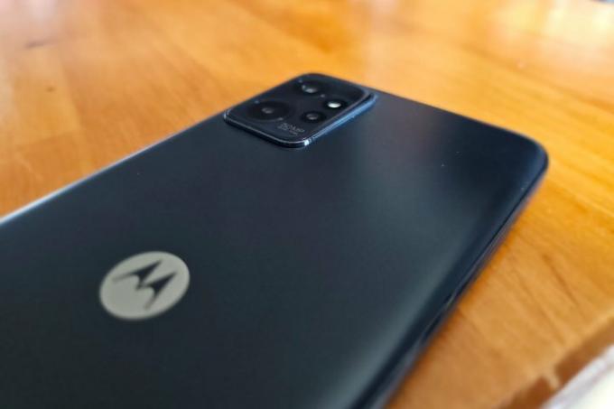 Moto G Power 5G'nin arkasını ve kamera adasını gösteren bir fotoğraf.