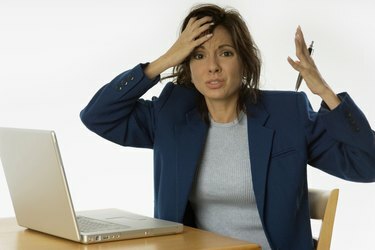 Mulher de negócios extremamente frustrada com laptop