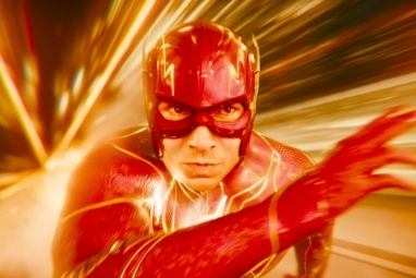Barry Allenas veikia per greičio jėgą filme „The Flash“.