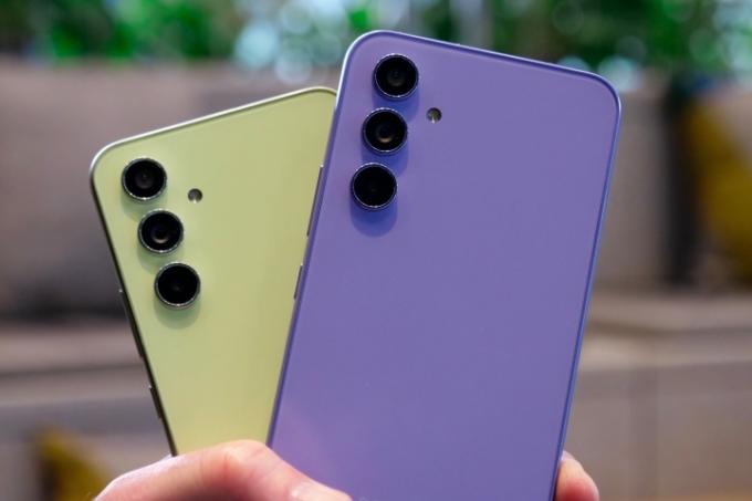 Modul kamera Galaxy A54 berwarna hijau dan ungu.