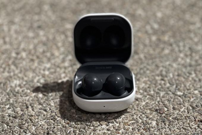 Close da capa aberta do Galaxy Buds 2 com fones de ouvido dentro.