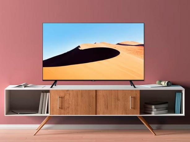 Samsung 75 クラス TU690T シリーズ LED 4K UHD スマート Tizen テレビをリビング ルームに設置。