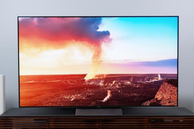 Красивое небо и пейзаж на телевизоре TCL 6-й серии R648 Roku TV.