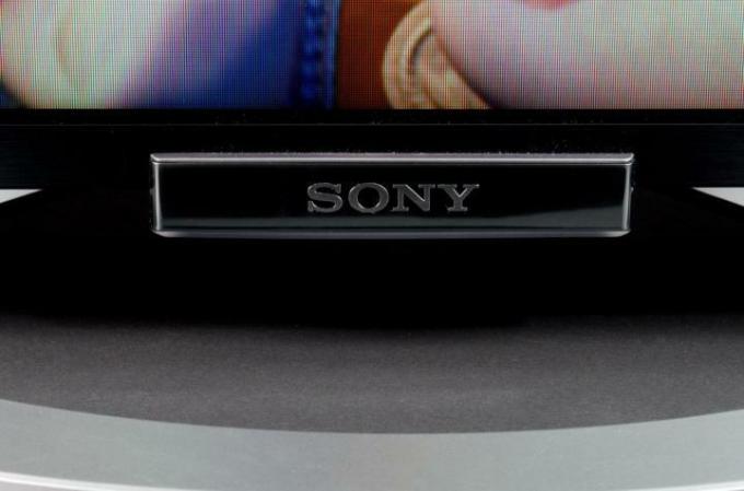 Sony KDL 55W802A pregled sprednjega spodnjega kota