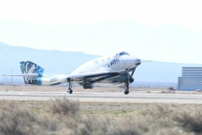 Virgin Galactic pabeidz vēl vienu testa lidojumu, šoreiz ar pasažieri