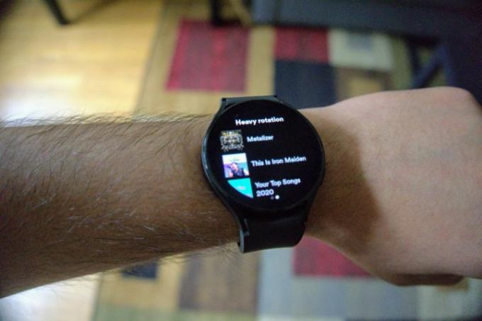 Samsung Galaxy Watch 4 wyświetla listę odtwarzania Spotify.