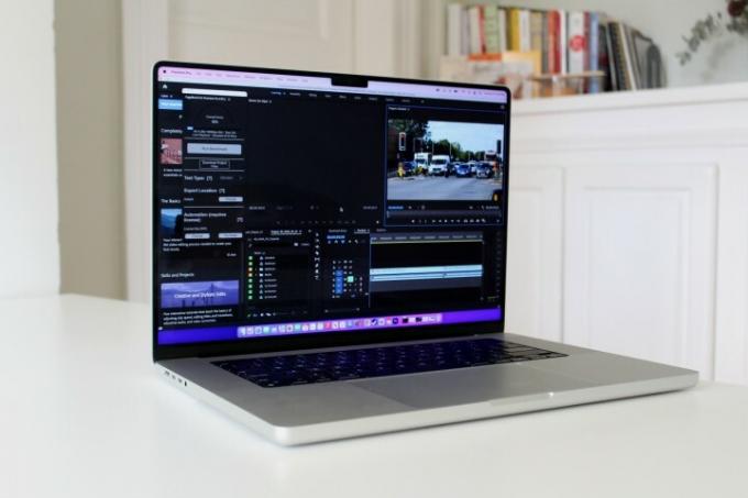 Apple MacBook Pro מבט קדמי המציג תצוגה ומקלדת..