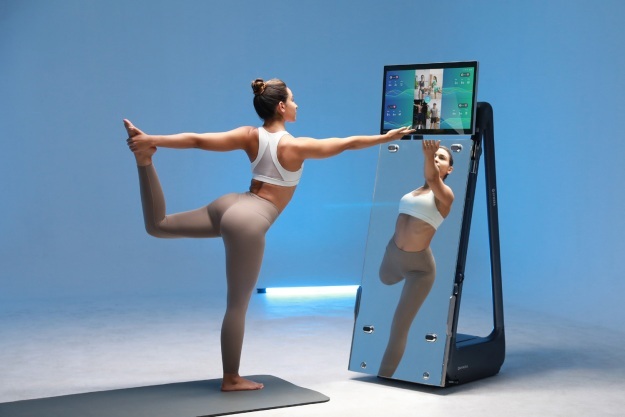 Uma mulher usando o Gymera Smart Home Gym.