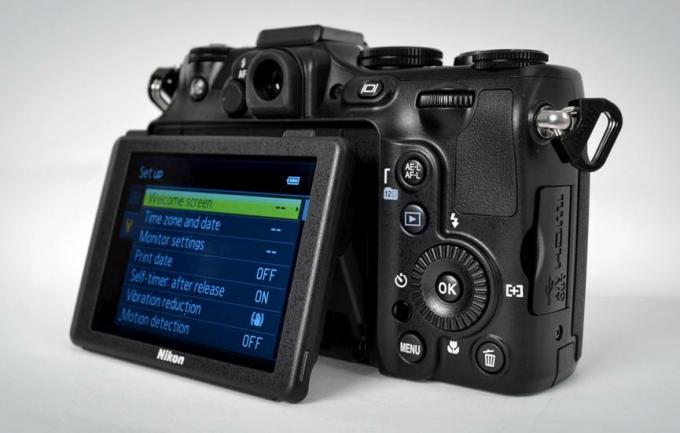 نقطة مراجعة الكاميرا الرقمية Nikon Coolpix P7100 والتقاط شاشة LCD متحركة بزاوية