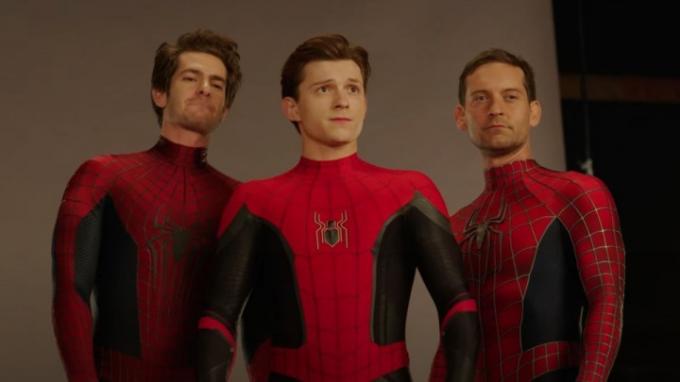 أندرو جارفيلد، توم هولاند، وتوبي ماجور خلف كواليس فيلم Spider-Man: No Way Home.