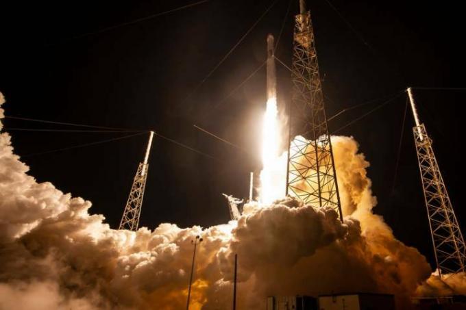 Dragon da SpaceX decolando em um foguete Falcon 9 do Complexo de Lançamento Espacial 40 na Estação da Força Aérea de Cabo Canaveral na Flórida em Sábado, 4 de maio, com pesquisas, equipamentos, cargas e suprimentos que darão suporte a dezenas de investigações a bordo do Espaço Internacional Estação.