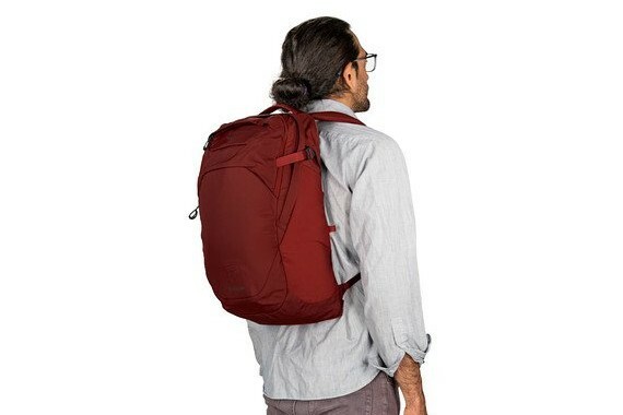 En person som bär en Osprey Apogee-ryggsäck.