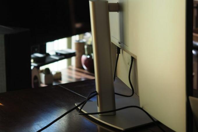 Dell UltraSharp 43 4K USB-C Hub monitor hátulnézete, amelyen állvány látható.