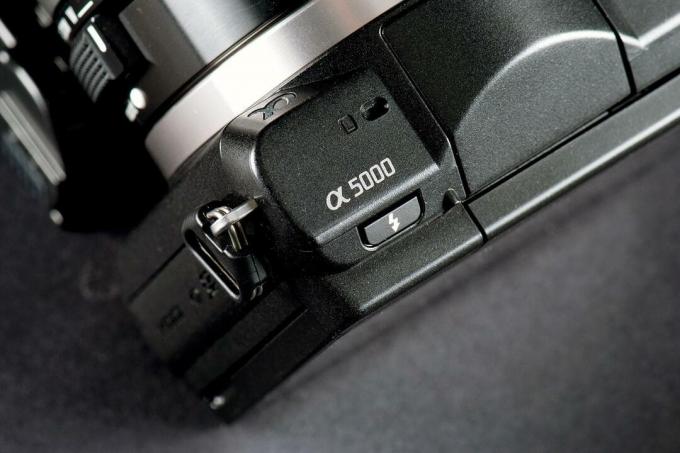 Sony Alpha A5000 flaş düğmesi