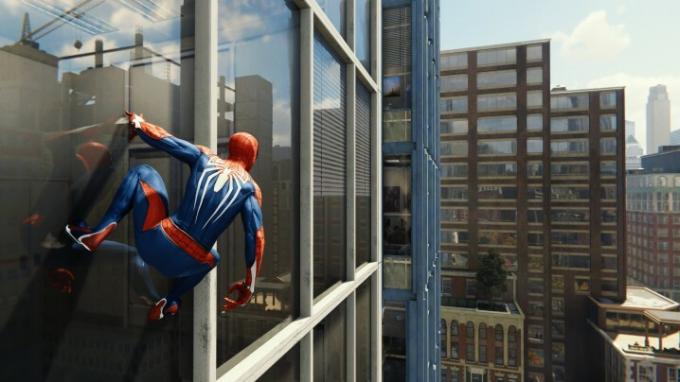 Peter Parker hängt in Marvels Spider-Man an einem Gebäude.