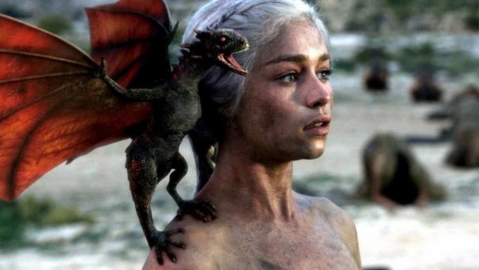 Daenerys dukker opp fra asken med babyen Drogon på skulderen.