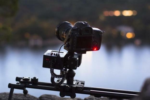 Un reflex numérique Canon EOS avec un Axis360 configuré pour le panoramique, l'inclinaison et le glissement.
