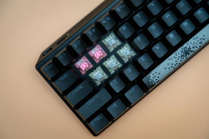Prepínače Jelly Pink na klávesnici Corsair K70 Pro Mini.