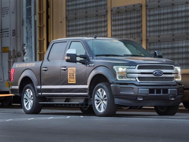 Изцяло електрически прототип на Ford F-150 по време на тест за функционалност.