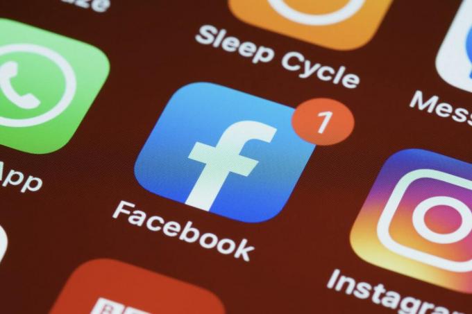 Pictograma aplicației Facebook de pe ecranul de pornire al iPhone, cu alte pictograme de aplicație înconjurătoare.