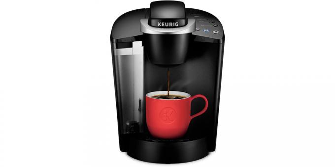 Keurig K-Classic kavos virimo aparatas baltame fone.